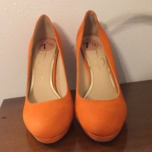 Jéssica Simpson orange heels